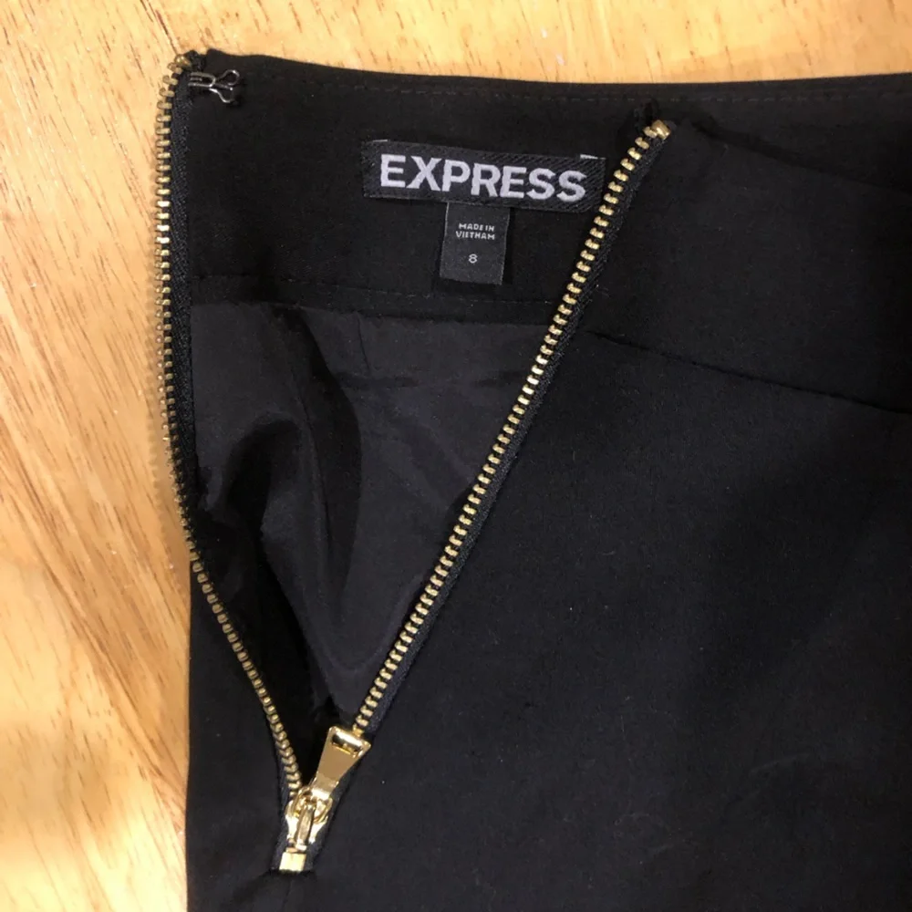 Express Women’s Black Circle Skirt with Gold Zipper Size 8 - Picture 9 of 12